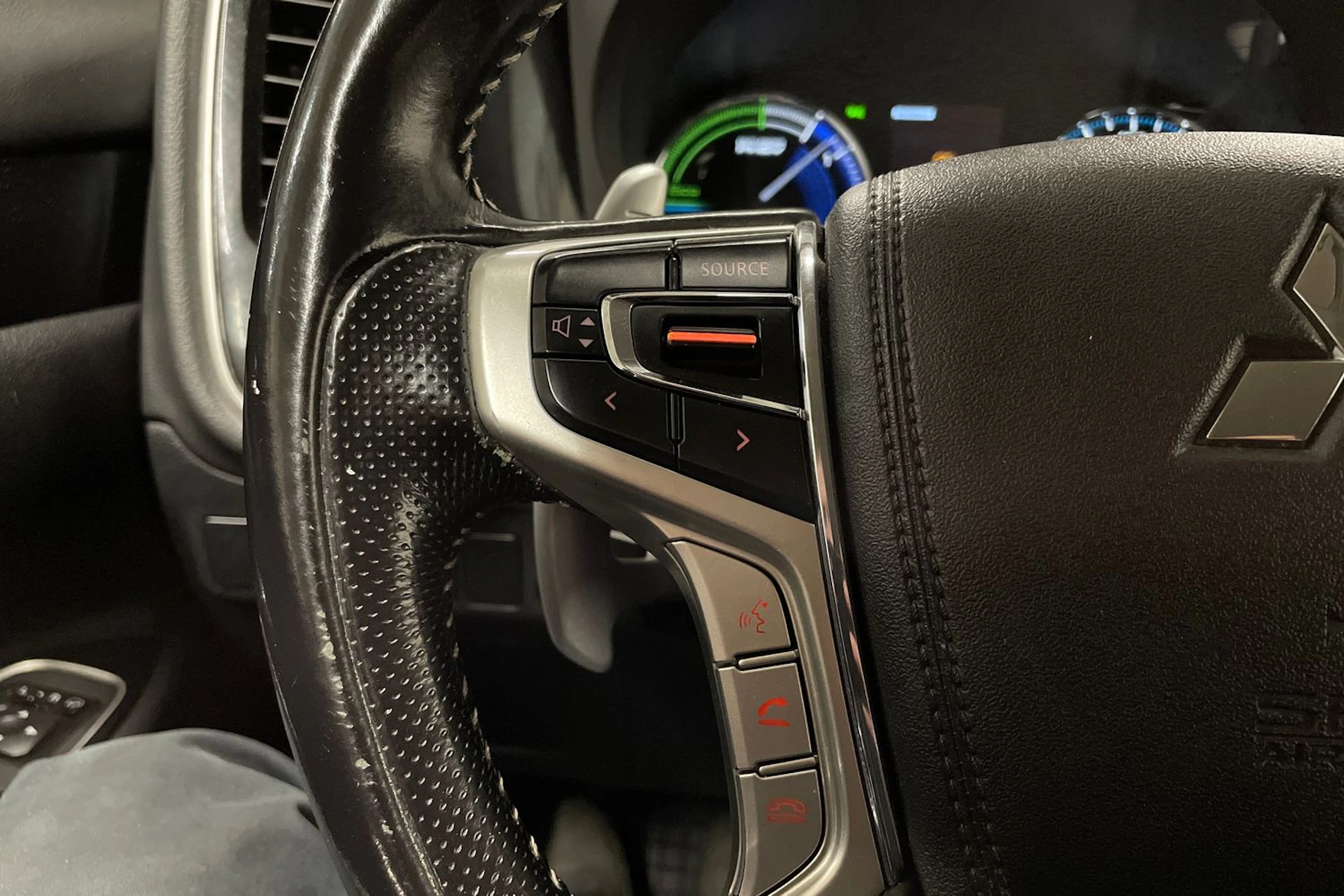 valkoinen Mitsubishi Outlander PHEV 2021 kuva 21.