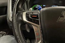 valkoinen Mitsubishi Outlander PHEV 2021 kuva 21.