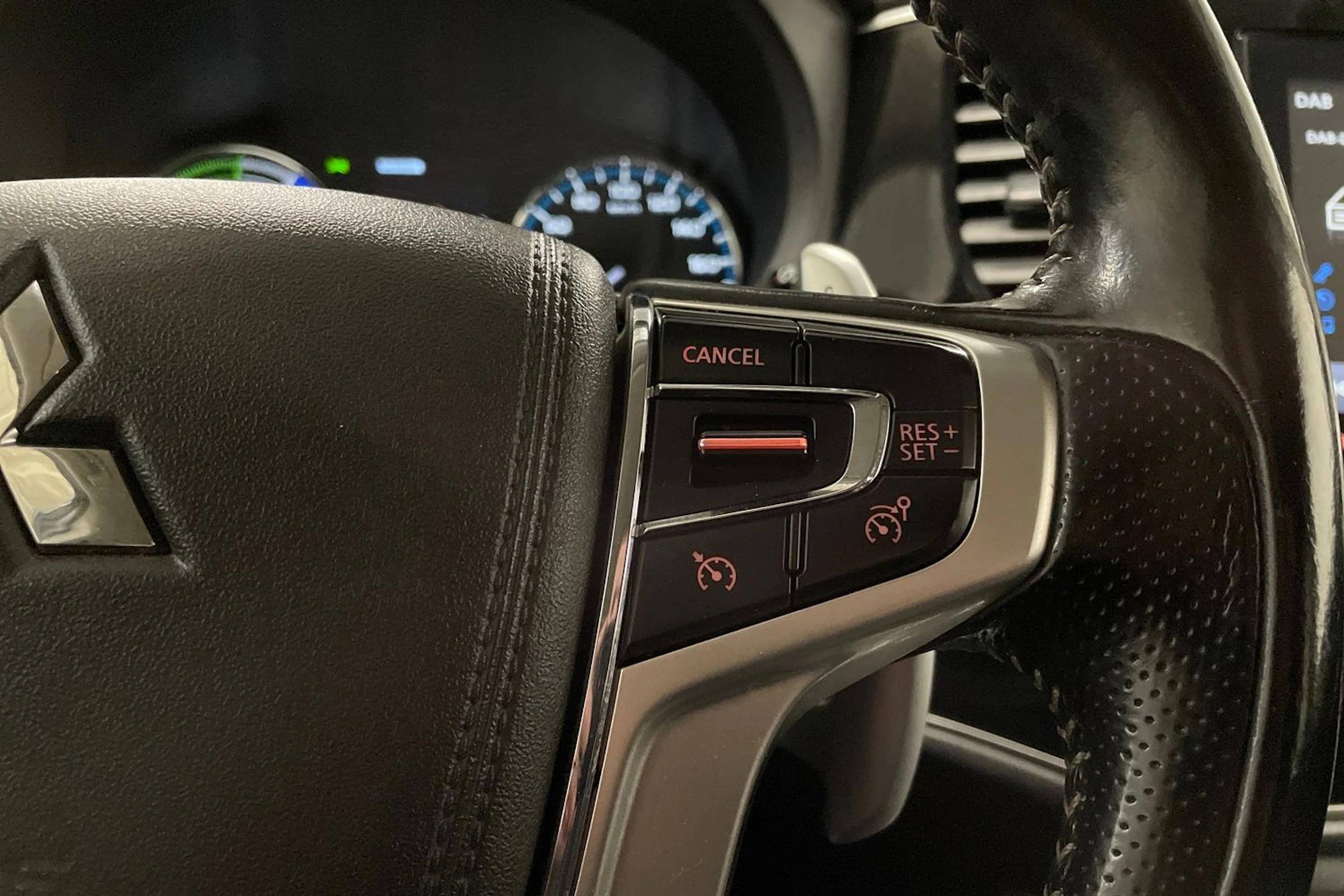 valkoinen Mitsubishi Outlander PHEV 2021 kuva 22.