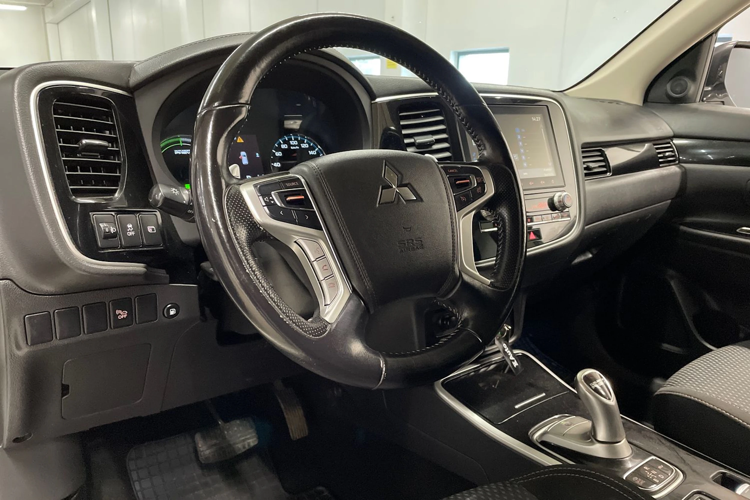 valkoinen Mitsubishi Outlander PHEV 2021 kuva 23.