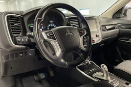 valkoinen Mitsubishi Outlander PHEV 2021 kuva 23.
