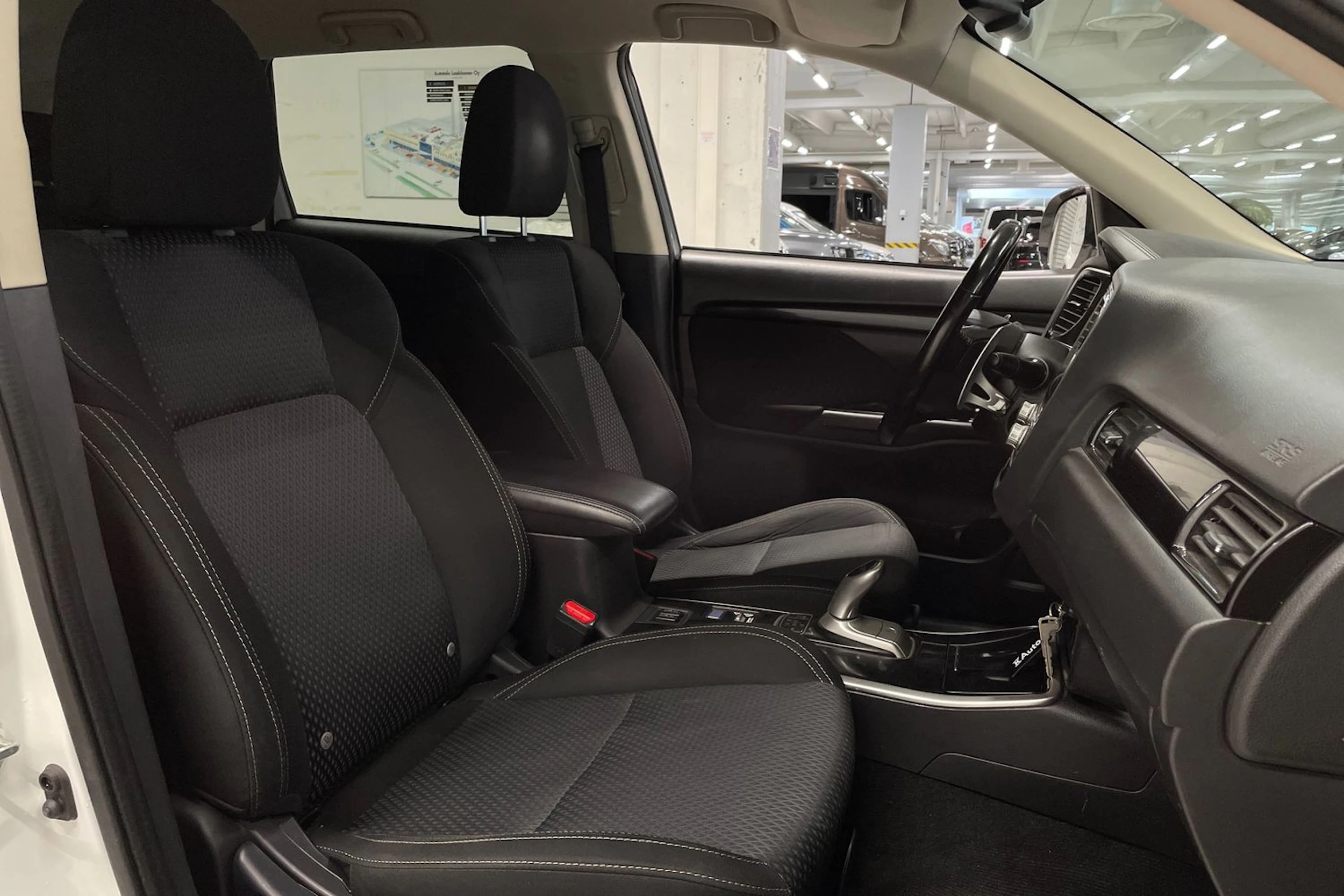 valkoinen Mitsubishi Outlander PHEV 2021 kuva 24.
