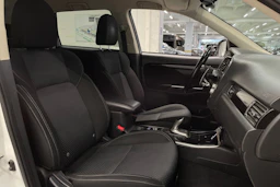 valkoinen Mitsubishi Outlander PHEV 2021 kuva 24.