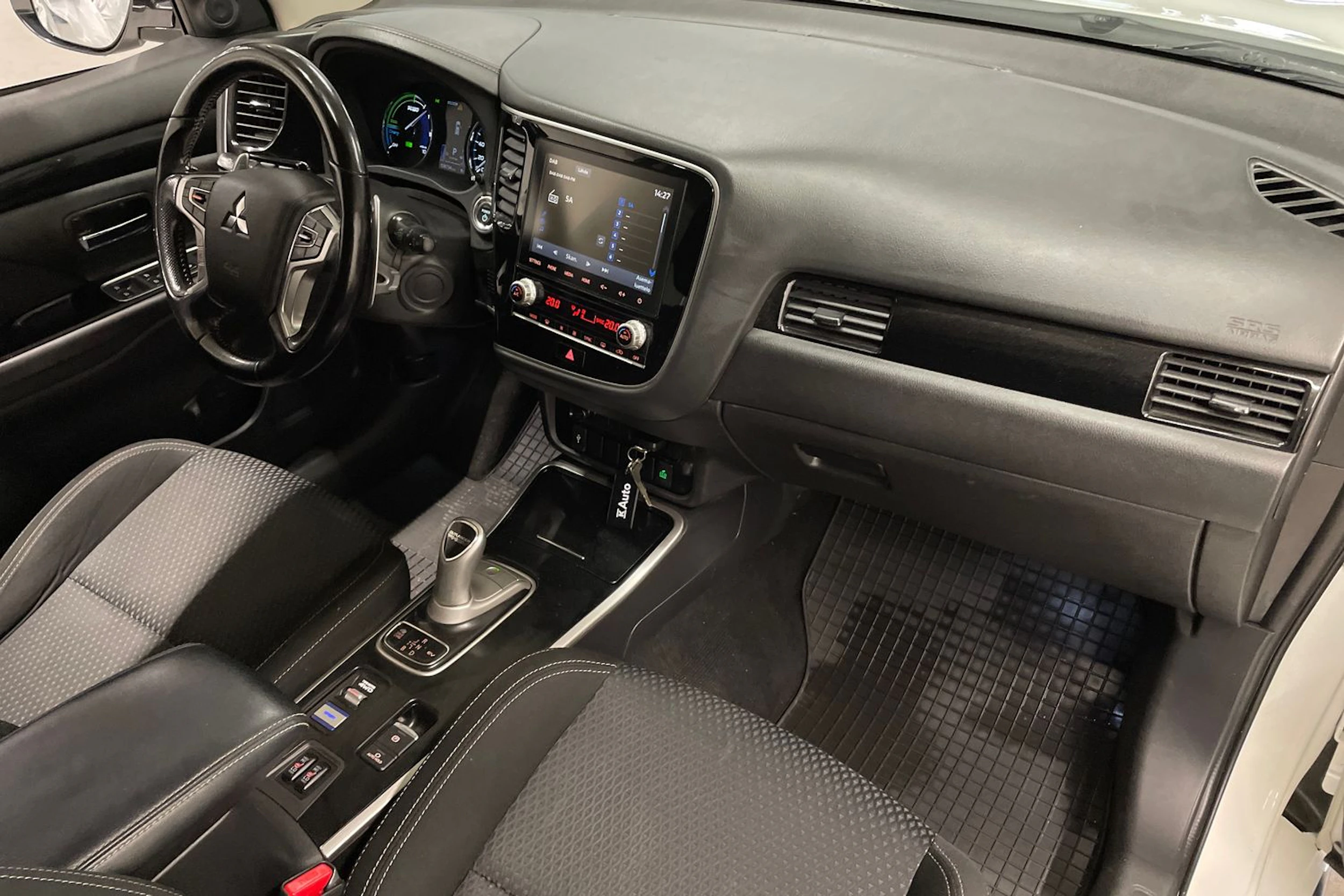 valkoinen Mitsubishi Outlander PHEV 2021 kuva 25.