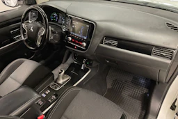 valkoinen Mitsubishi Outlander PHEV 2021 kuva 25.