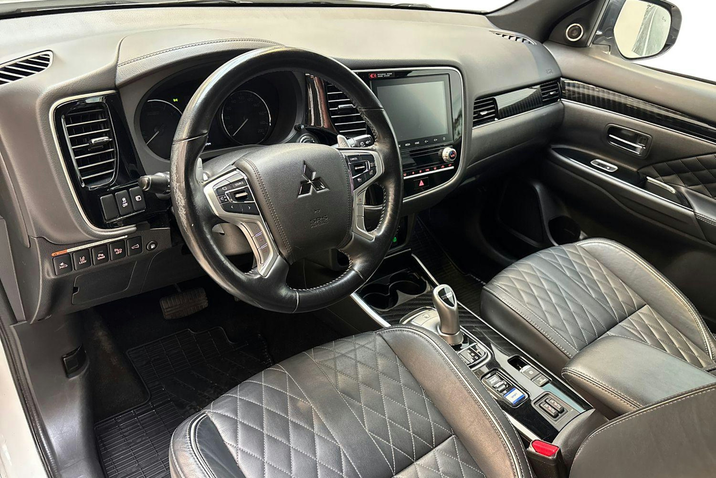 valkoinen Mitsubishi Outlander PHEV 2021 kuva 6.