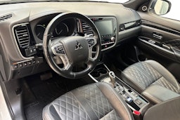 valkoinen Mitsubishi Outlander PHEV 2021 kuva 6.