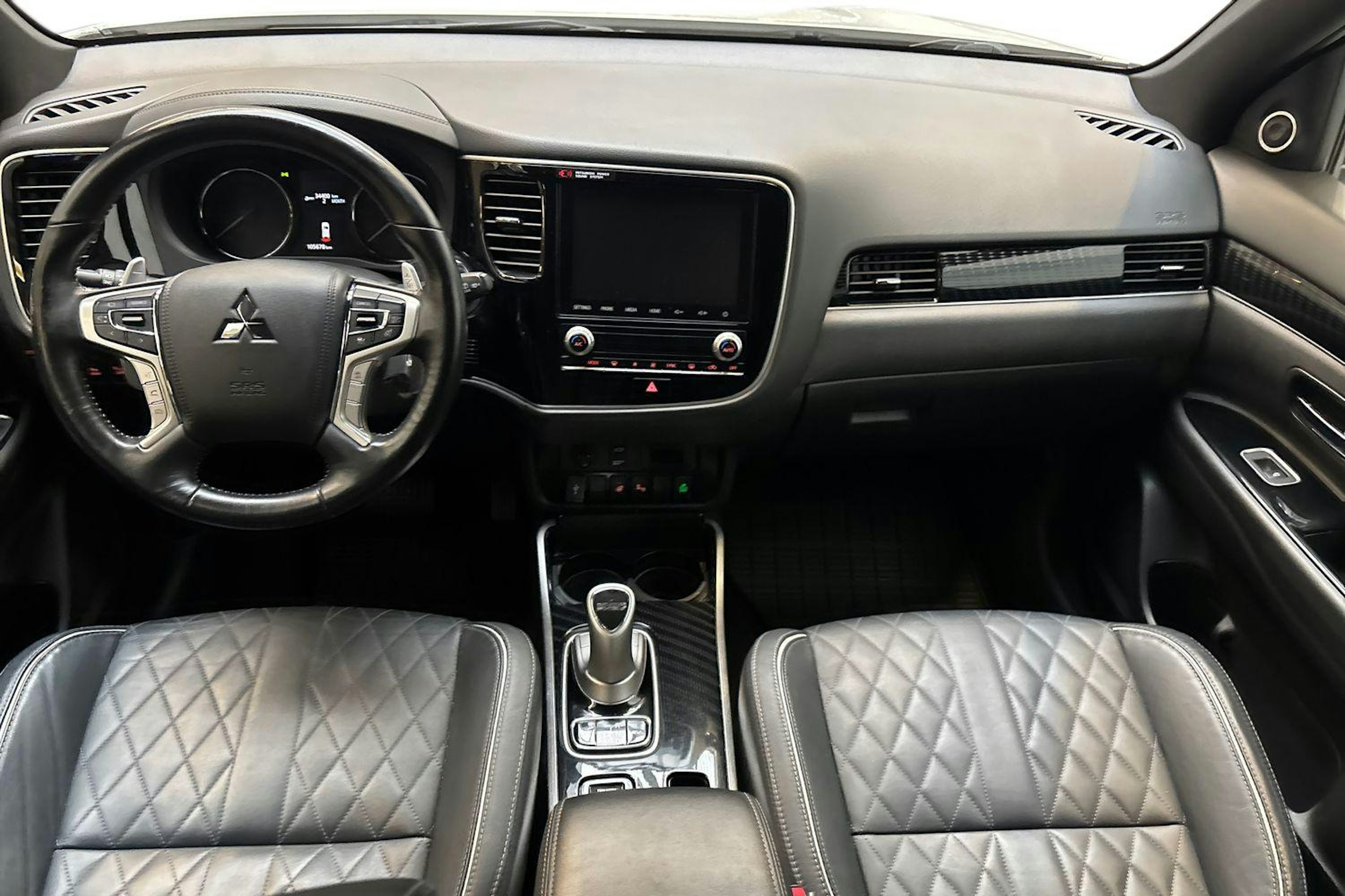 valkoinen Mitsubishi Outlander PHEV 2021 kuva 7.