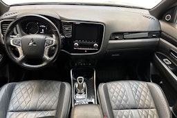 valkoinen Mitsubishi Outlander PHEV 2021 kuva 7.