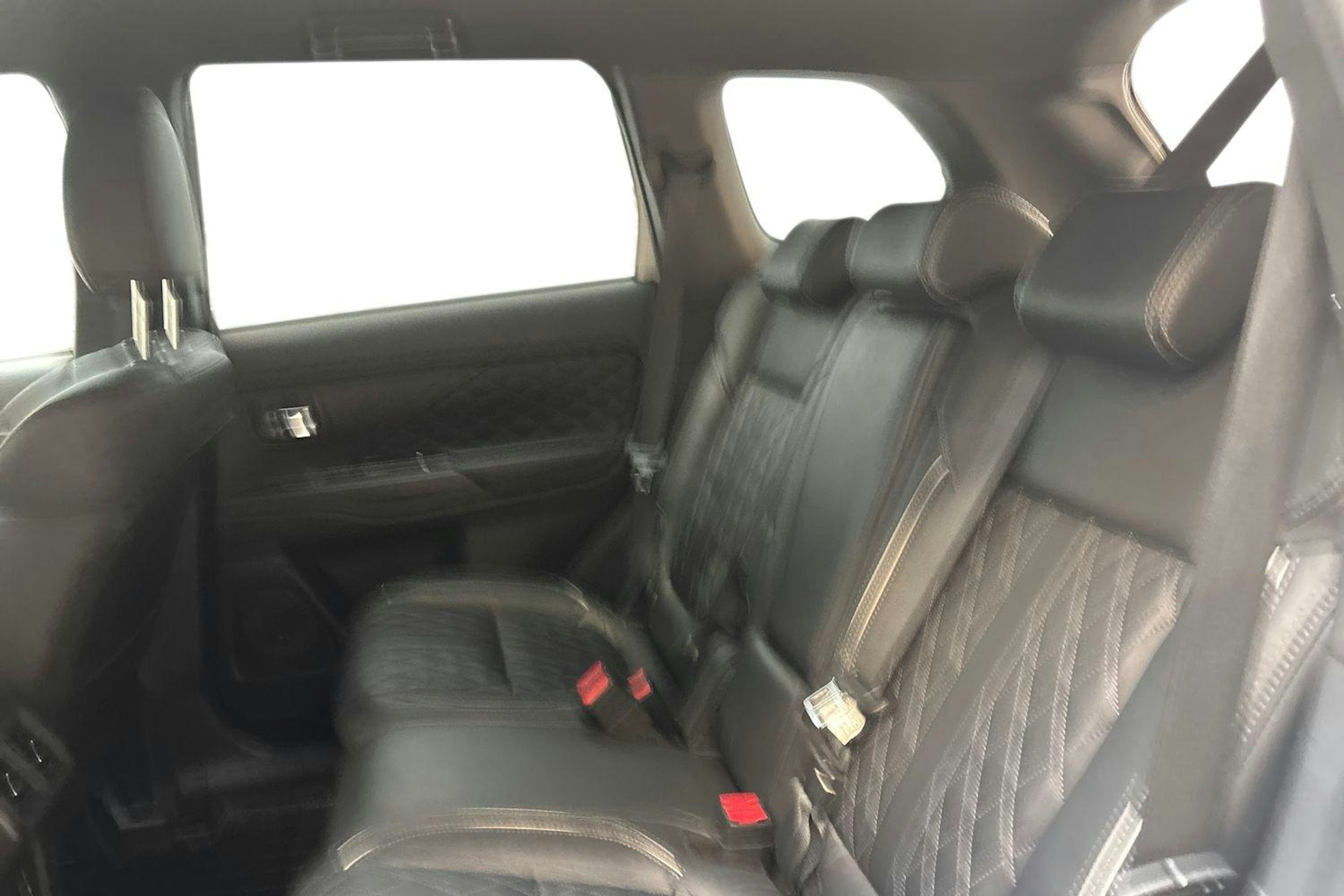 valkoinen Mitsubishi Outlander PHEV 2021 kuva 8.