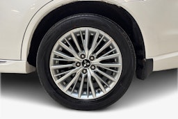 valkoinen Mitsubishi Outlander PHEV 2021 kuva 9.