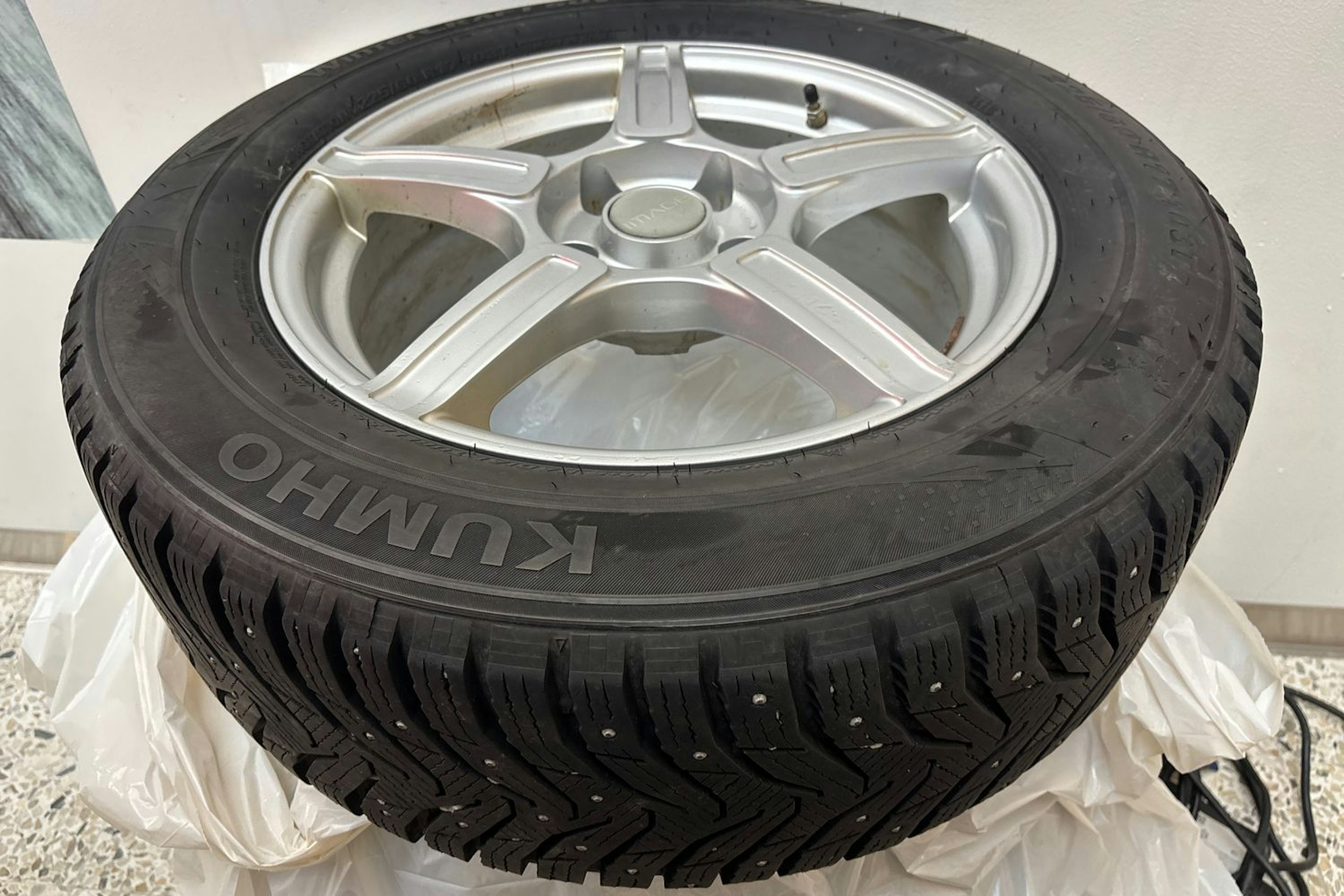 valkoinen Mitsubishi Outlander PHEV 2021 kuva 11.