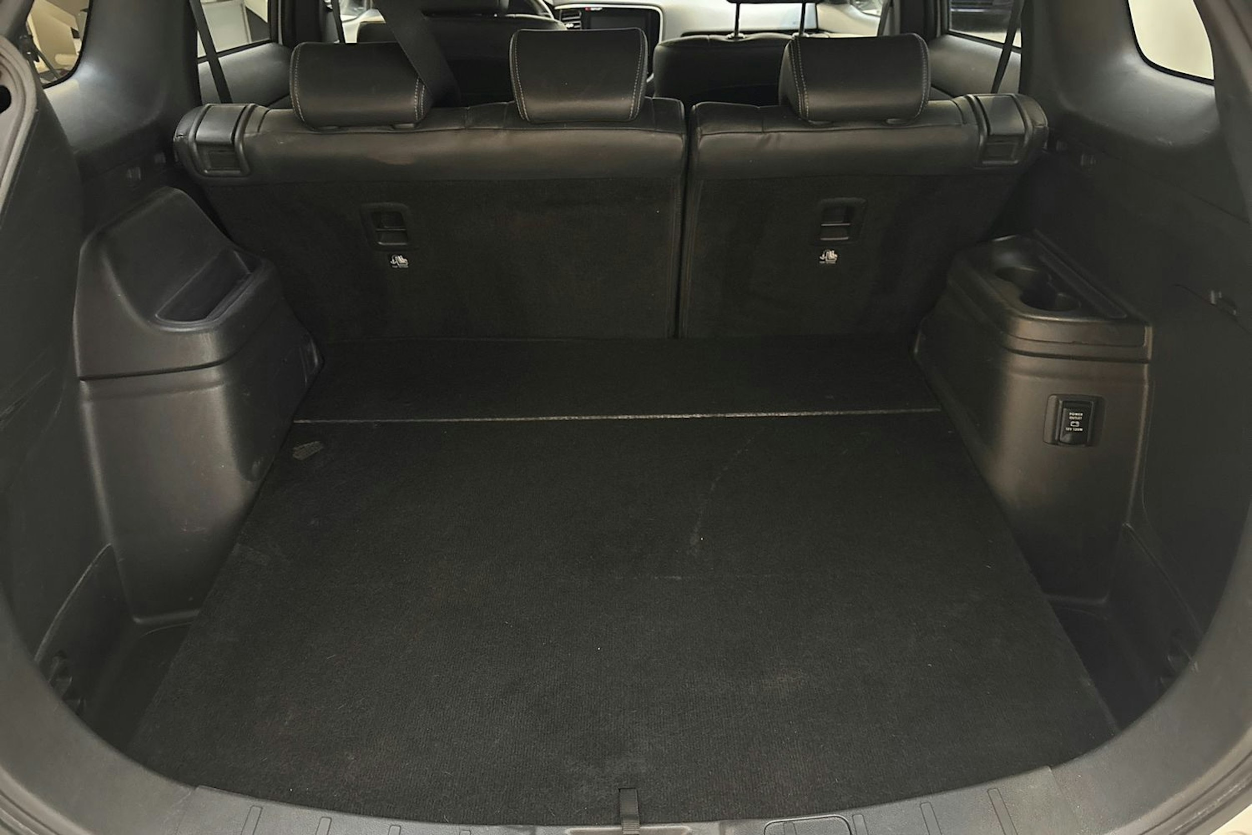 valkoinen Mitsubishi Outlander PHEV 2021 kuva 12.