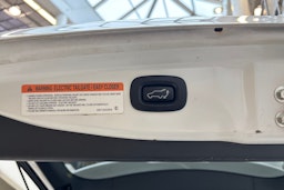 valkoinen Mitsubishi Outlander PHEV 2021 kuva 13.