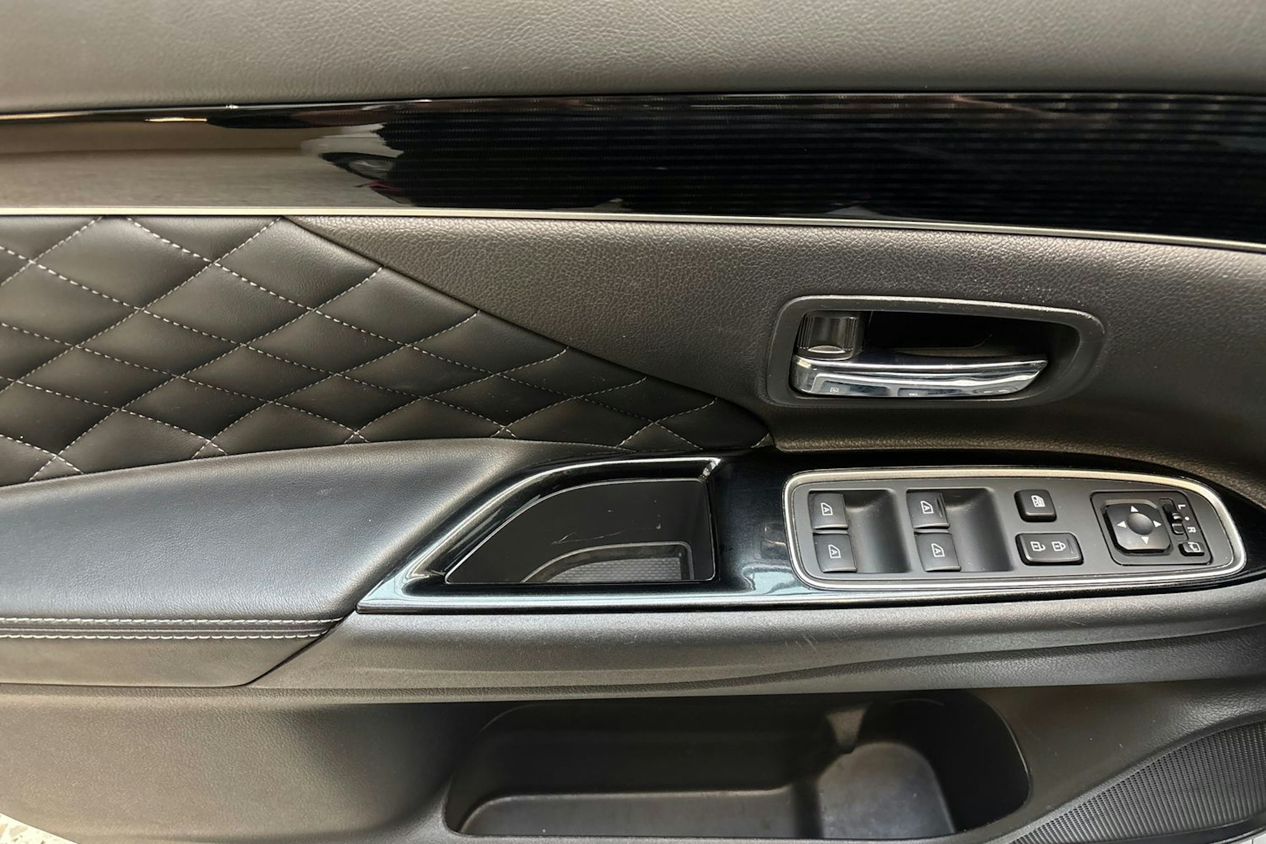 valkoinen Mitsubishi Outlander PHEV 2021 kuva 15.