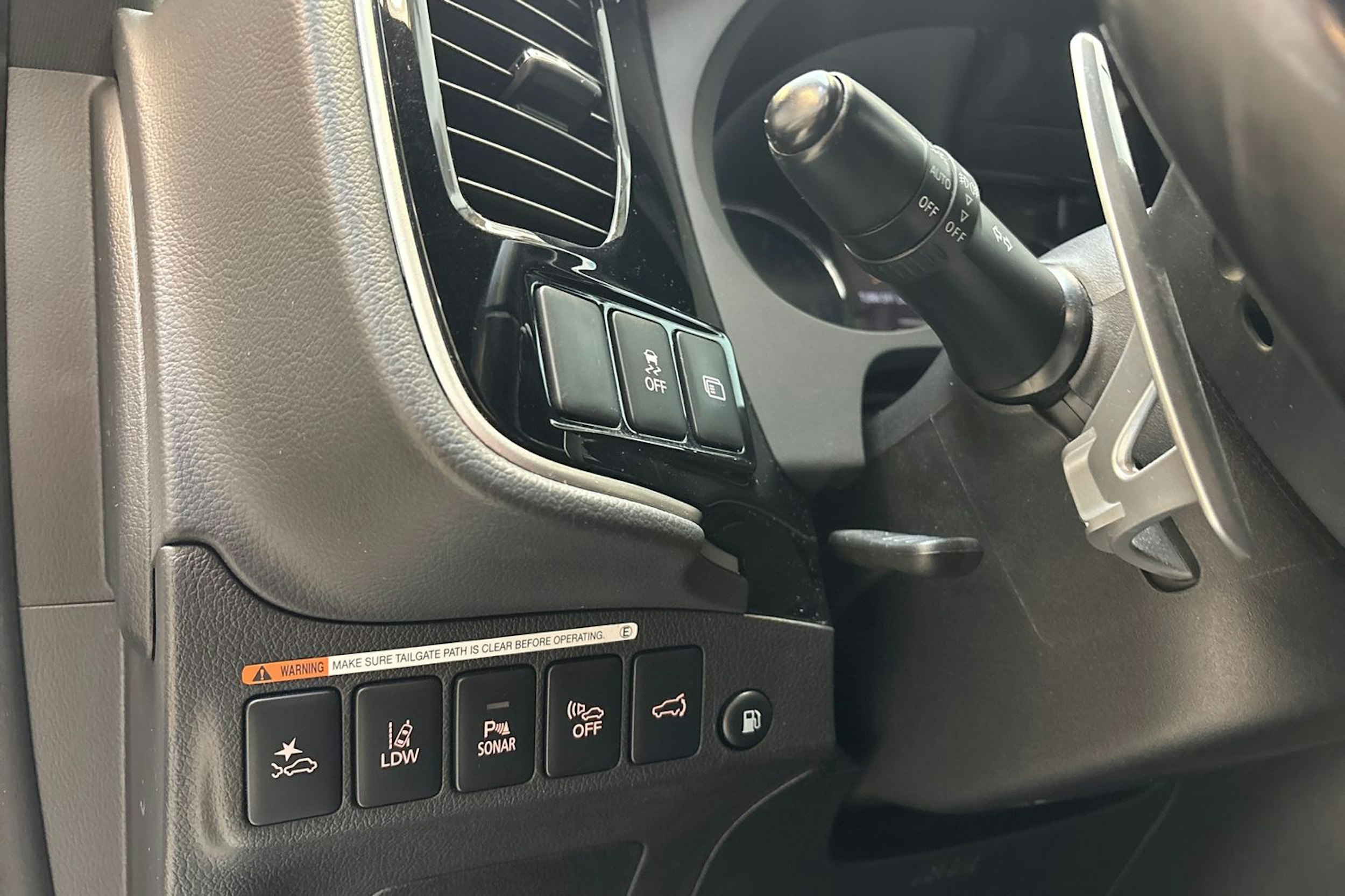 valkoinen Mitsubishi Outlander PHEV 2021 kuva 16.