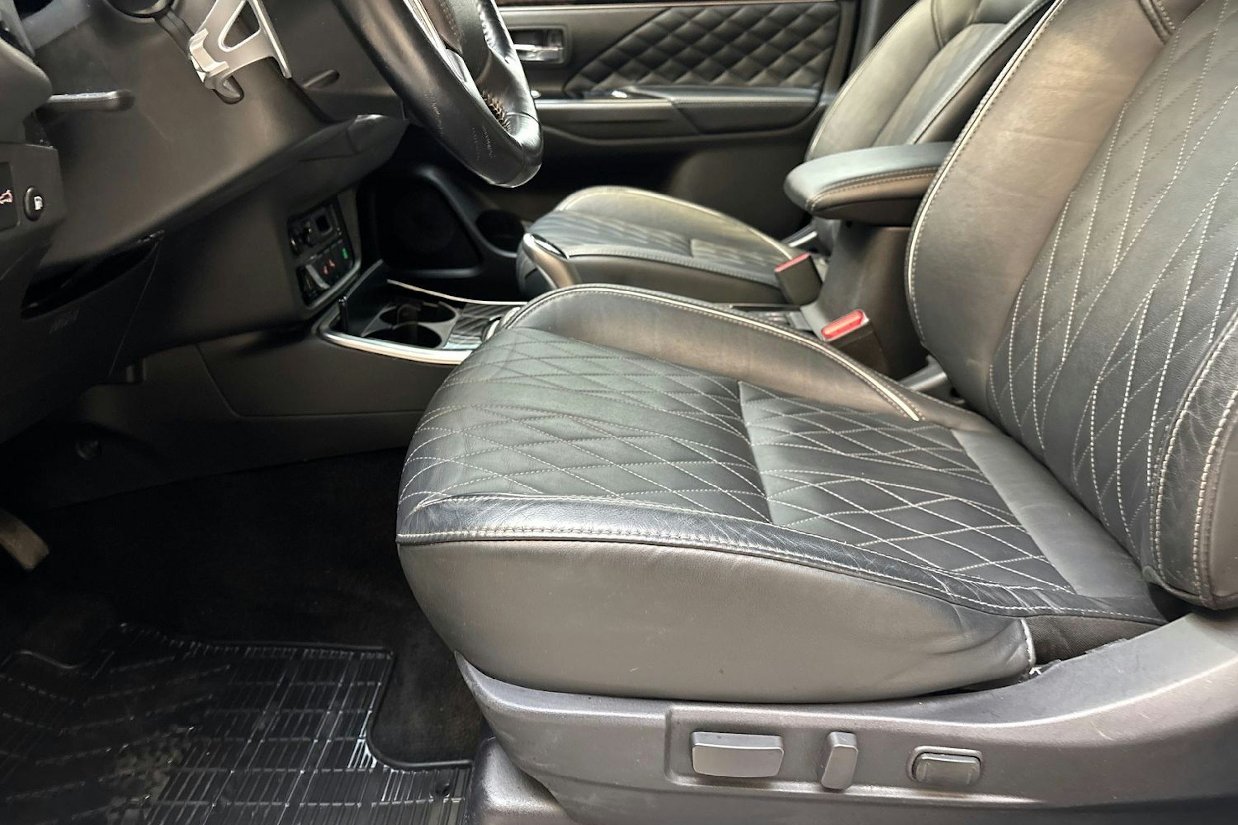 valkoinen Mitsubishi Outlander PHEV 2021 kuva 17.