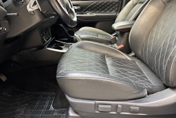 valkoinen Mitsubishi Outlander PHEV 2021 kuva 17.