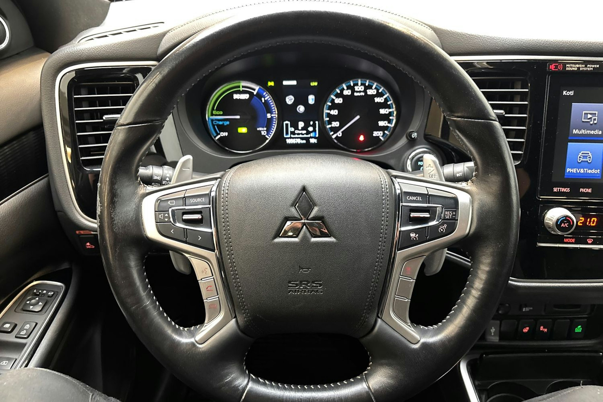 valkoinen Mitsubishi Outlander PHEV 2021 kuva 18.