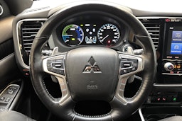 valkoinen Mitsubishi Outlander PHEV 2021 kuva 18.