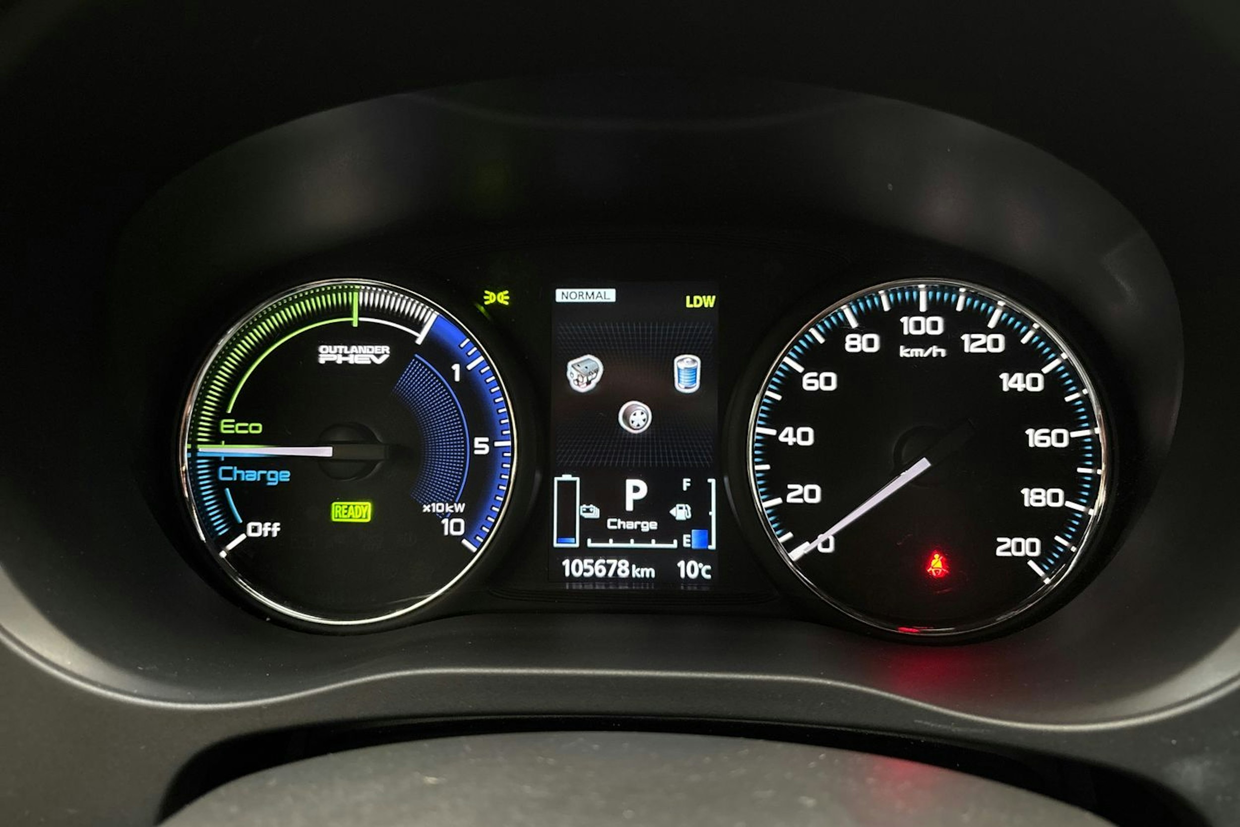 valkoinen Mitsubishi Outlander PHEV 2021 kuva 19.