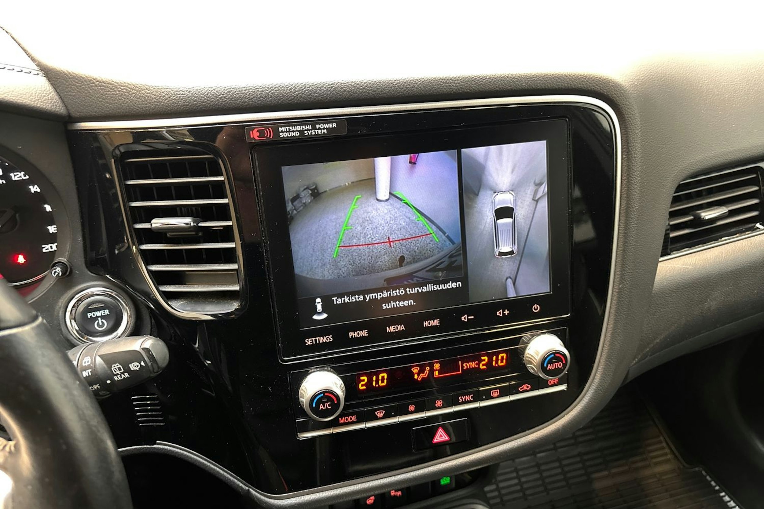 valkoinen Mitsubishi Outlander PHEV 2021 kuva 20.