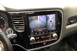 valkoinen Mitsubishi Outlander PHEV 2021 kuva 20.