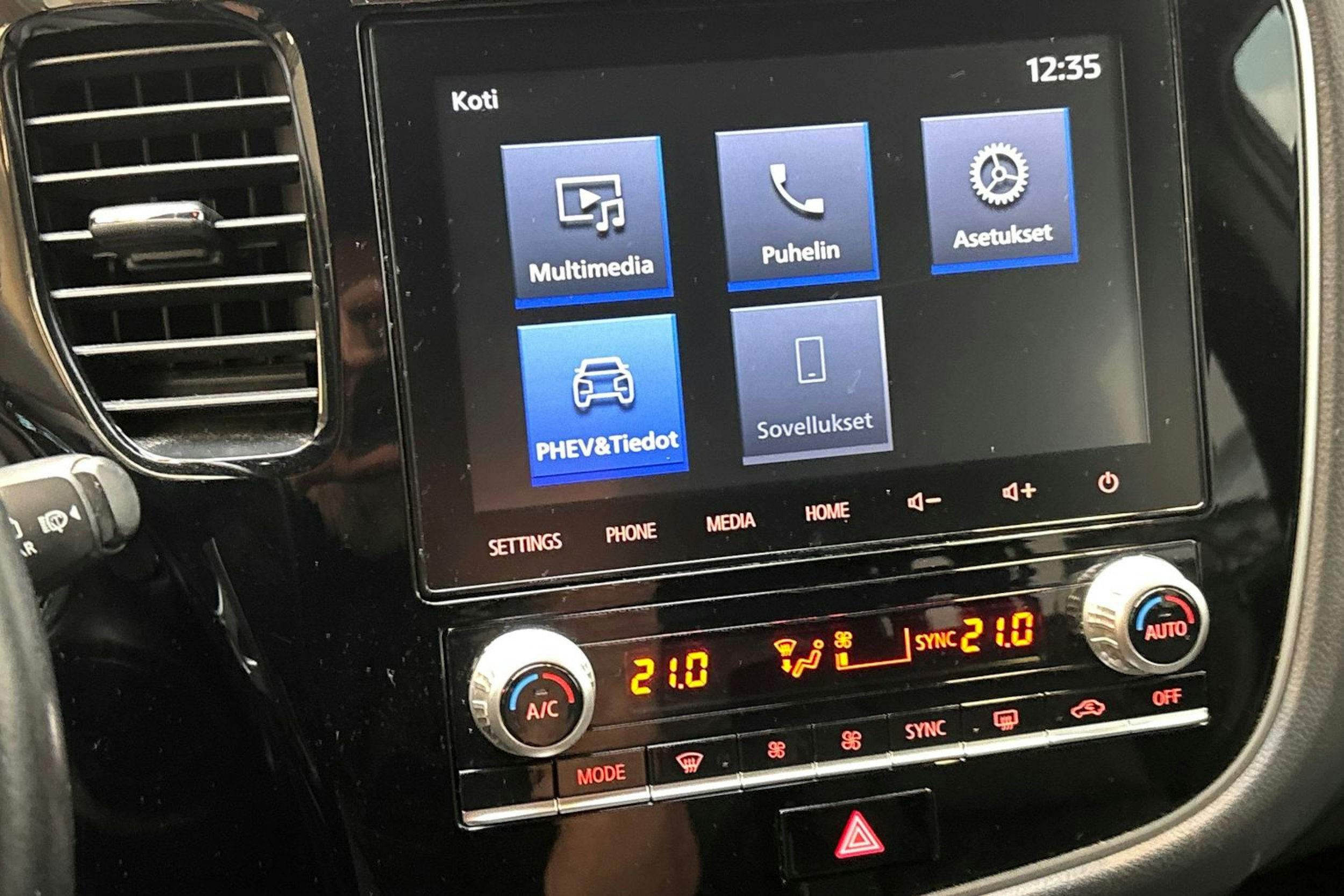 valkoinen Mitsubishi Outlander PHEV 2021 kuva 21.