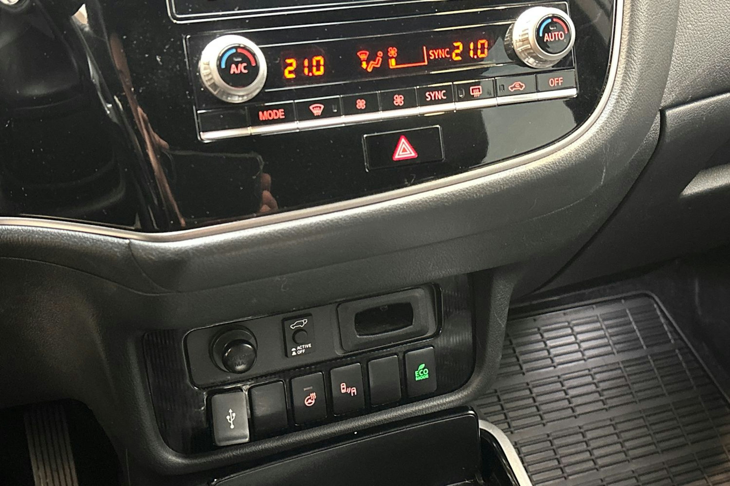 valkoinen Mitsubishi Outlander PHEV 2021 kuva 22.