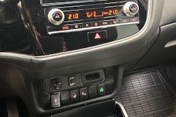 valkoinen Mitsubishi Outlander PHEV 2021 kuva 22.