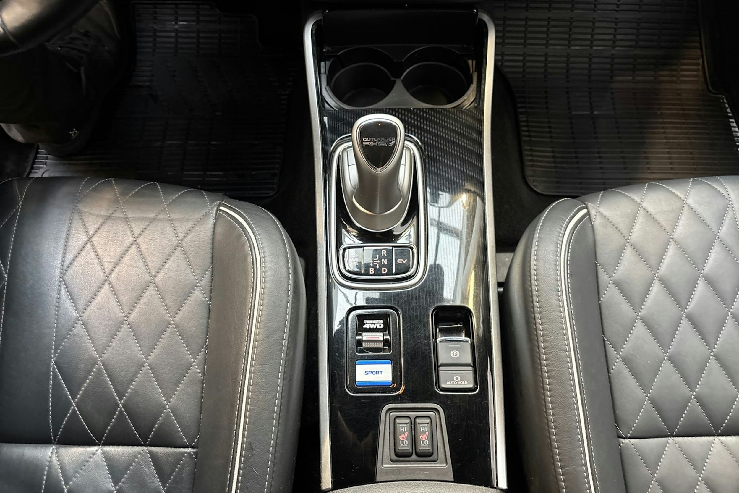 valkoinen Mitsubishi Outlander PHEV 2021 kuva 23.