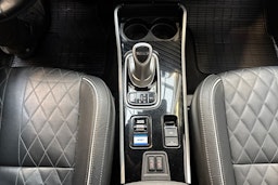 valkoinen Mitsubishi Outlander PHEV 2021 kuva 23.