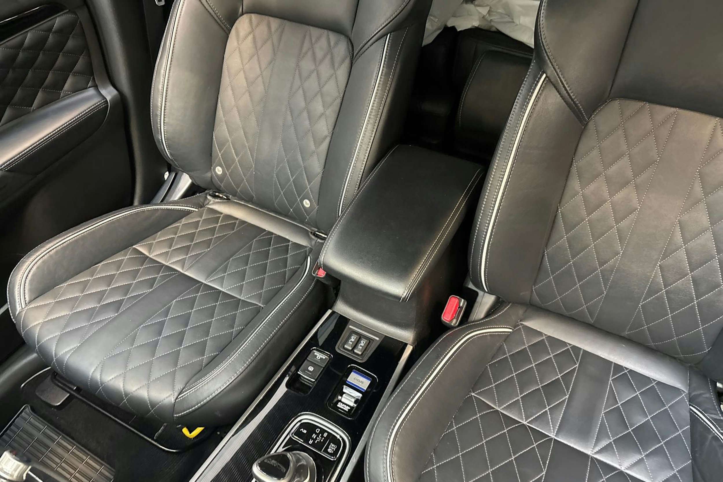 valkoinen Mitsubishi Outlander PHEV 2021 kuva 24.