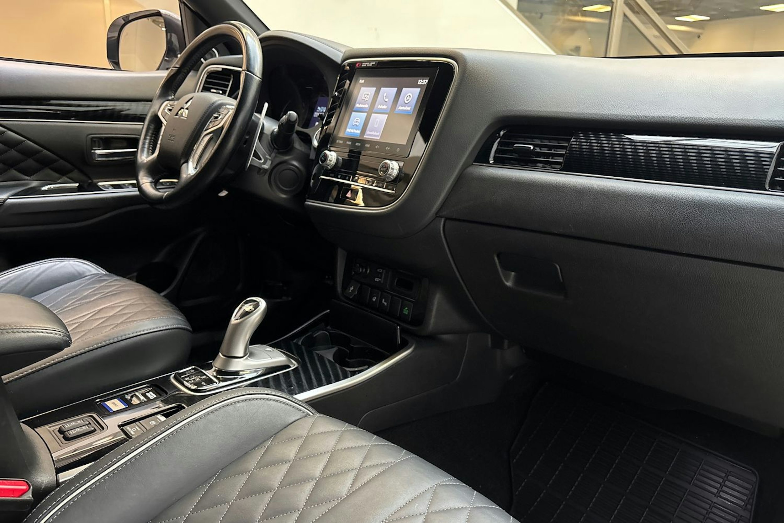 valkoinen Mitsubishi Outlander PHEV 2021 kuva 25.