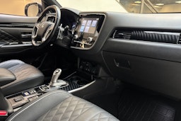 valkoinen Mitsubishi Outlander PHEV 2021 kuva 25.