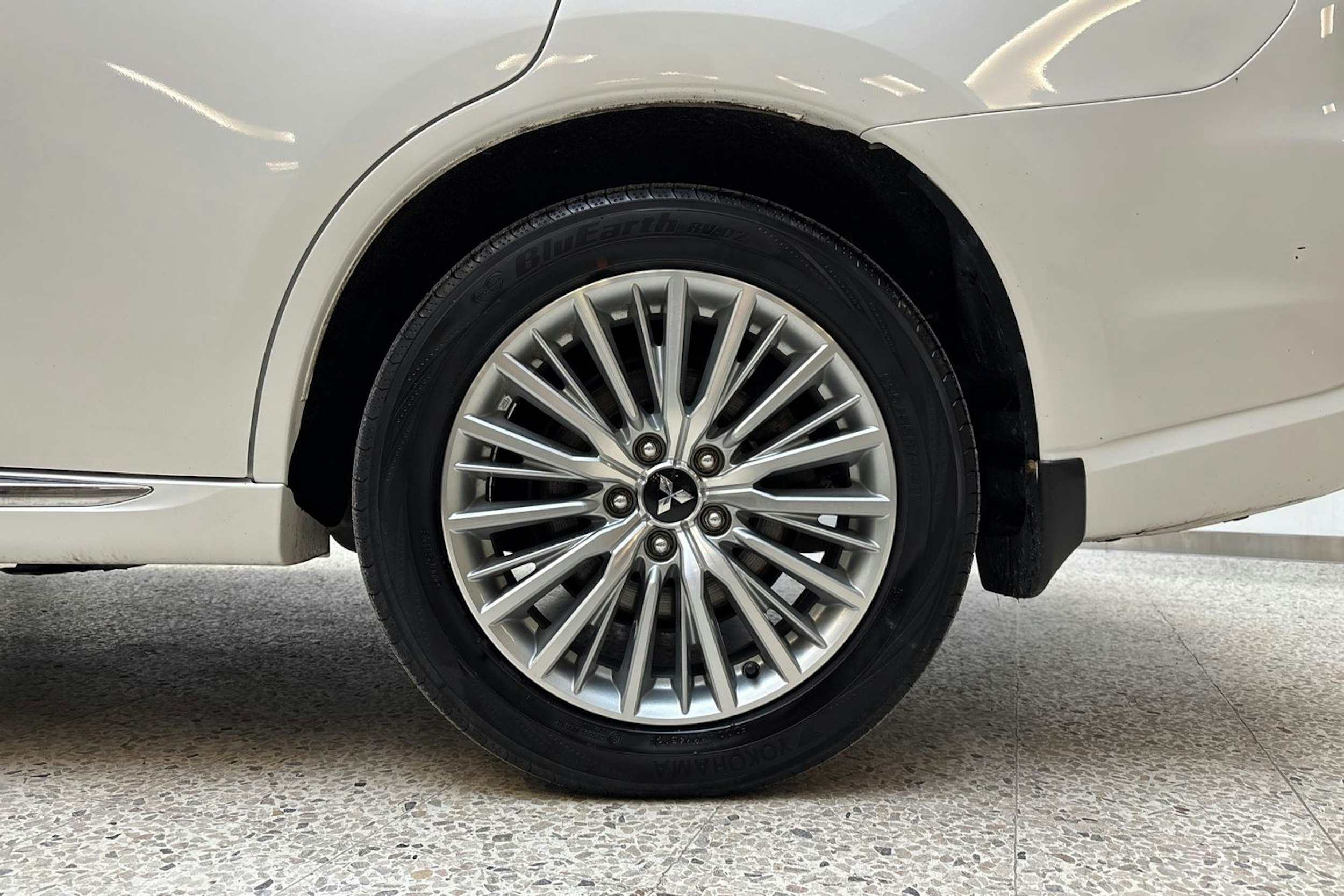 valkoinen Mitsubishi Outlander PHEV 2021 kuva 26.