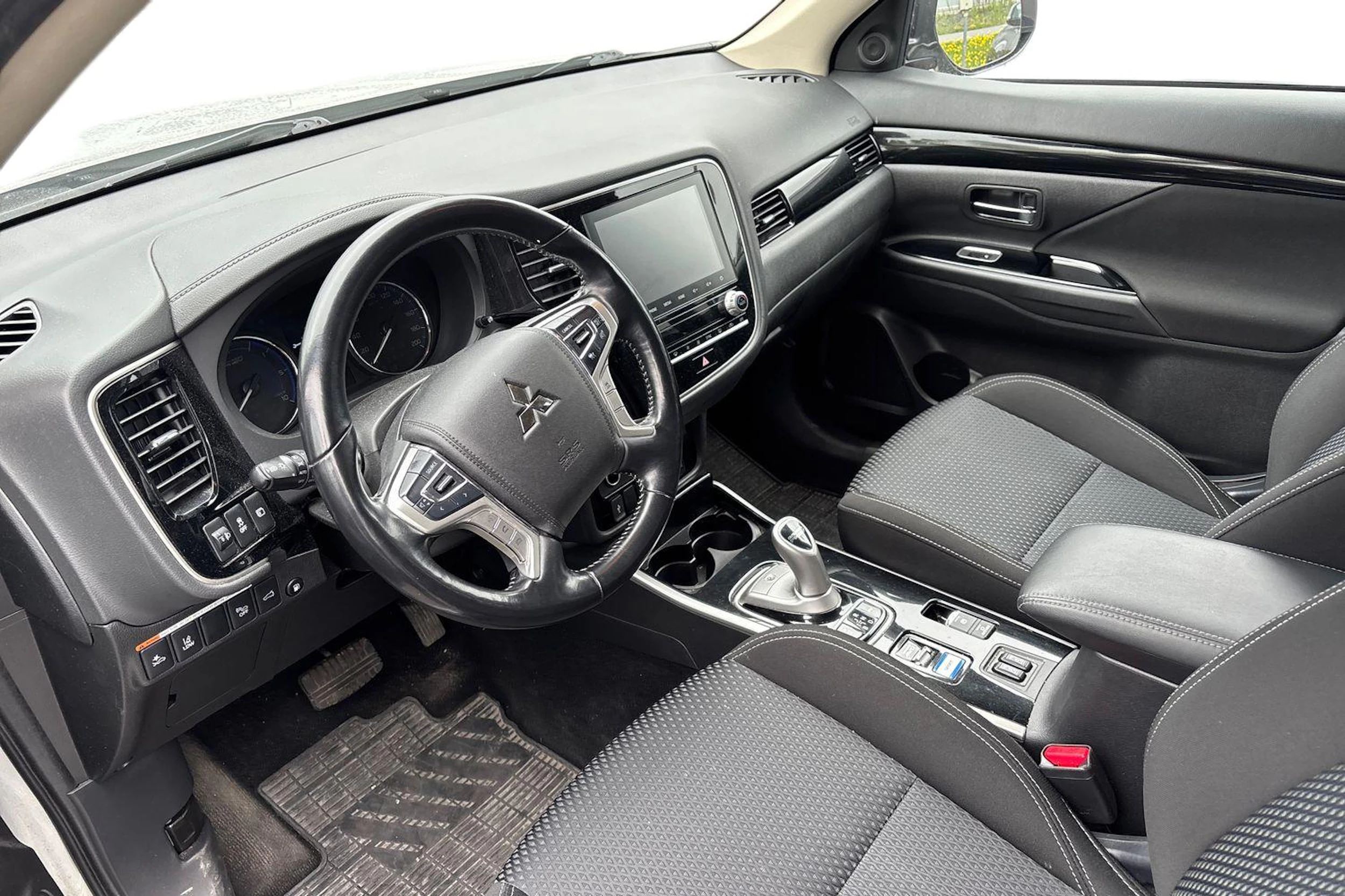 met. harmaa Mitsubishi Outlander PHEV 2021 kuva 3.