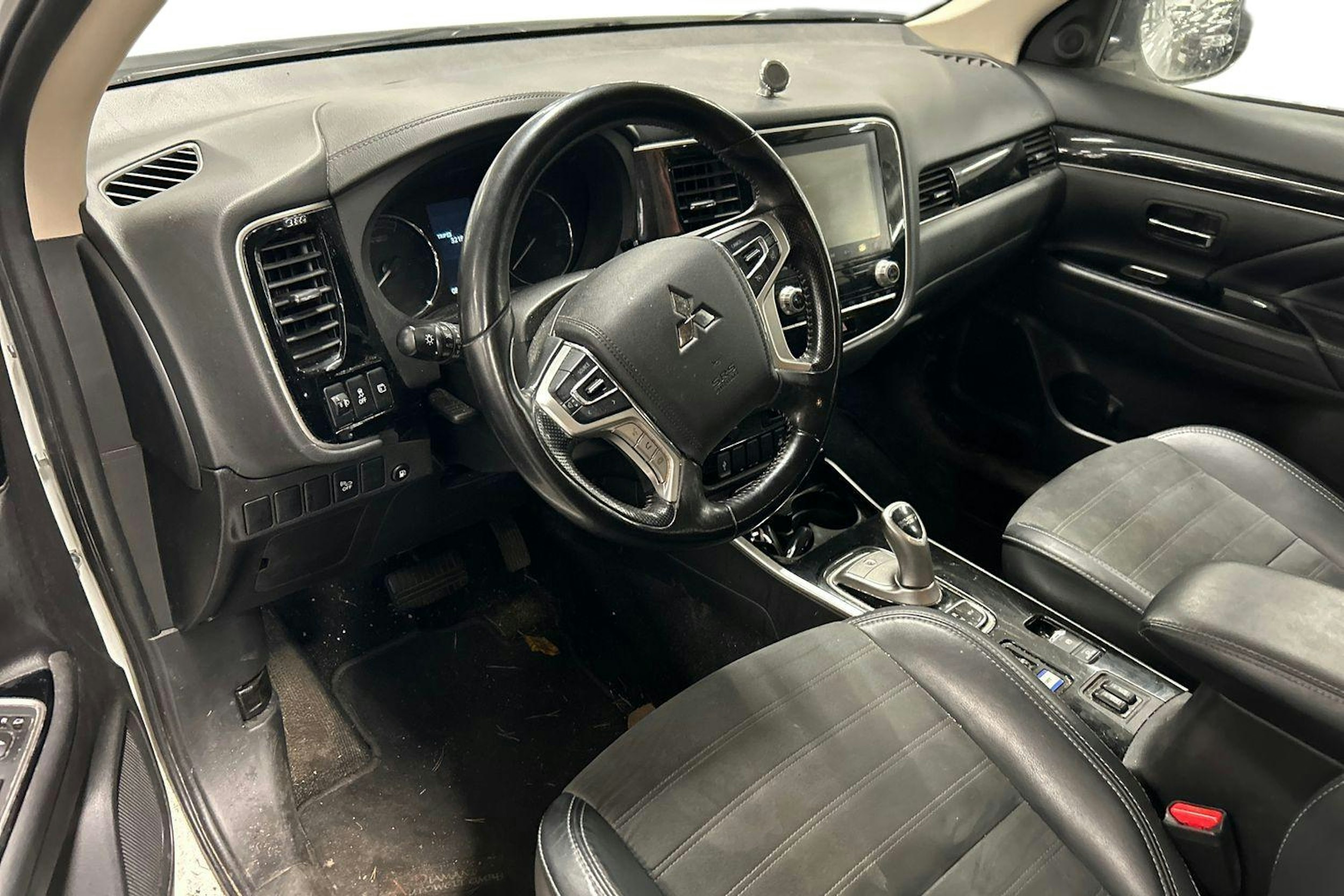 valkoinen Mitsubishi Outlander PHEV 2021 kuva 3.