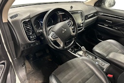 valkoinen Mitsubishi Outlander PHEV 2021 kuva 3.