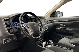 valkoinen Mitsubishi Outlander PHEV 2021 kuva 3.