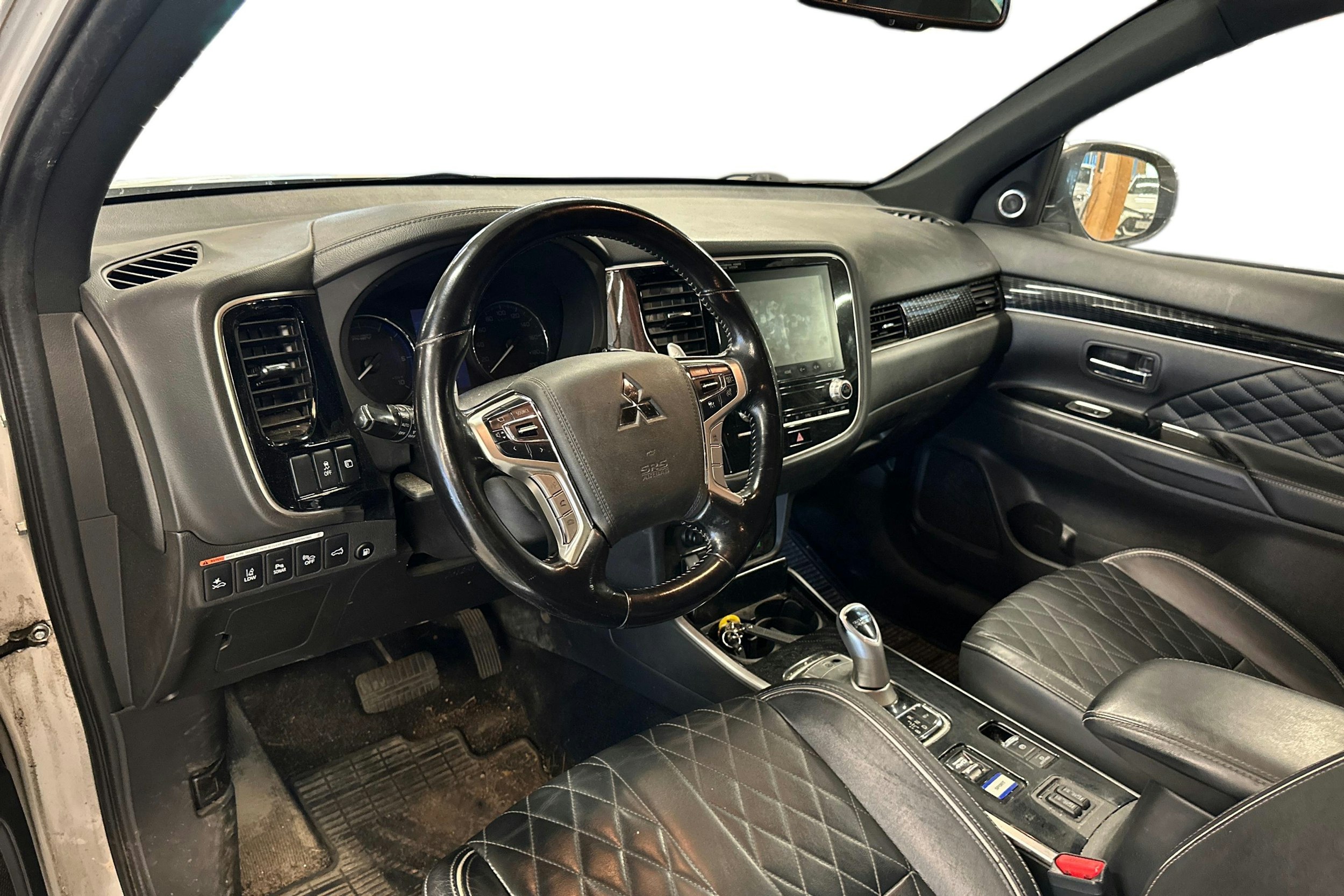 valkoinen Mitsubishi Outlander PHEV 2021 kuva 3.