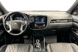 valkoinen Mitsubishi Outlander PHEV 2021 kuva 9.