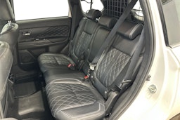 valkoinen Mitsubishi Outlander PHEV 2021 kuva 10.