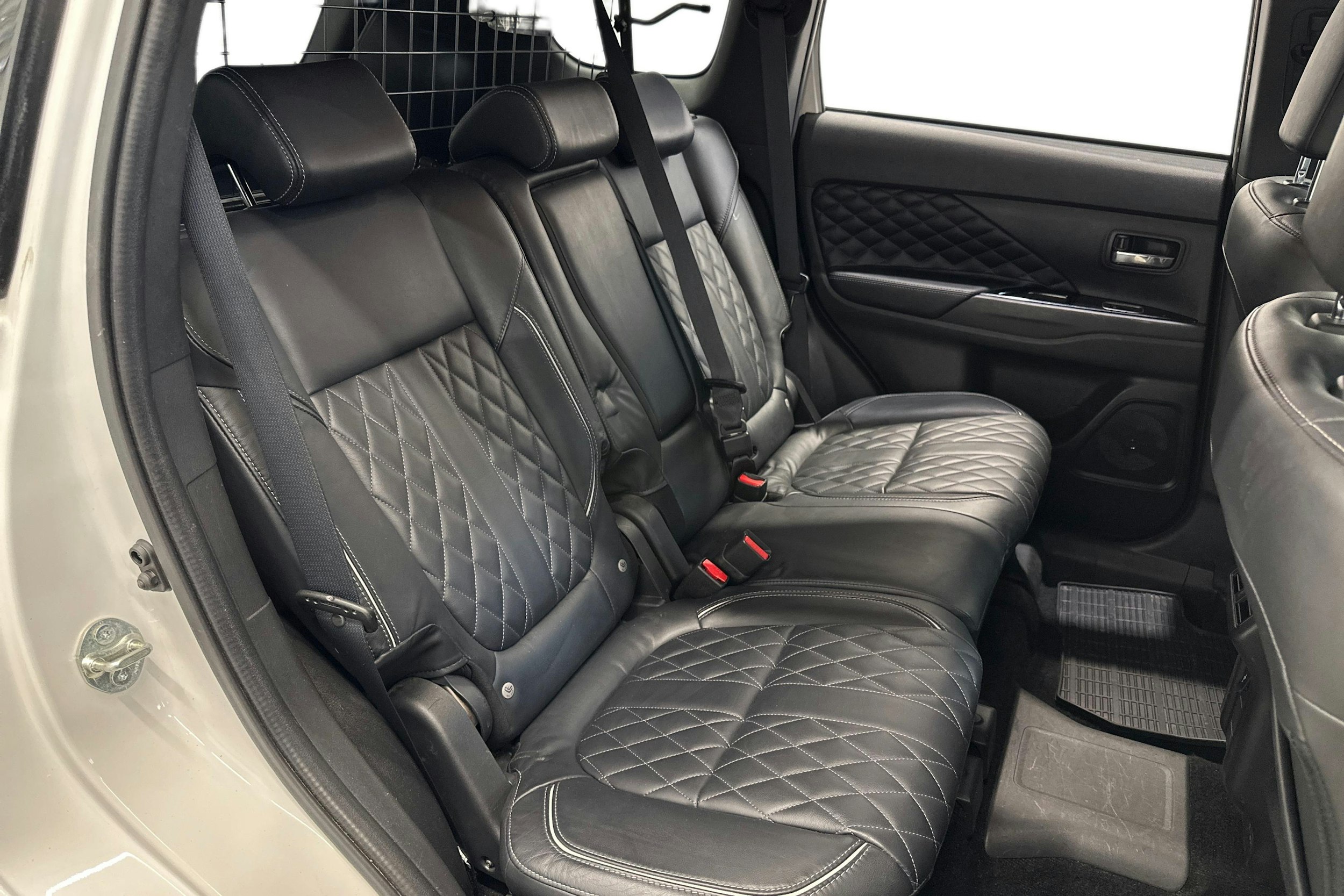 valkoinen Mitsubishi Outlander PHEV 2021 kuva 11.