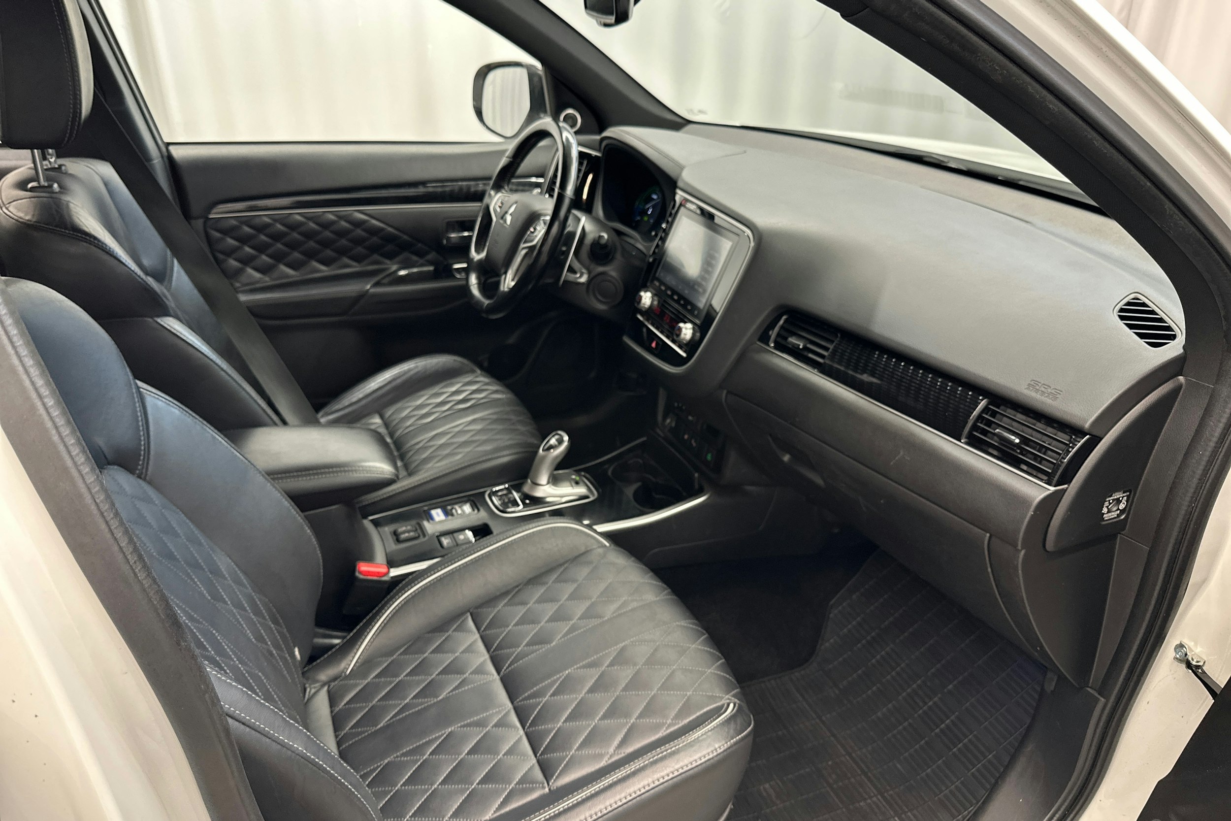 valkoinen Mitsubishi Outlander PHEV 2021 kuva 13.