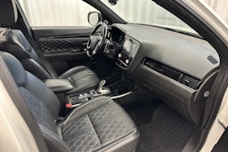 valkoinen Mitsubishi Outlander PHEV 2021 kuva 13.