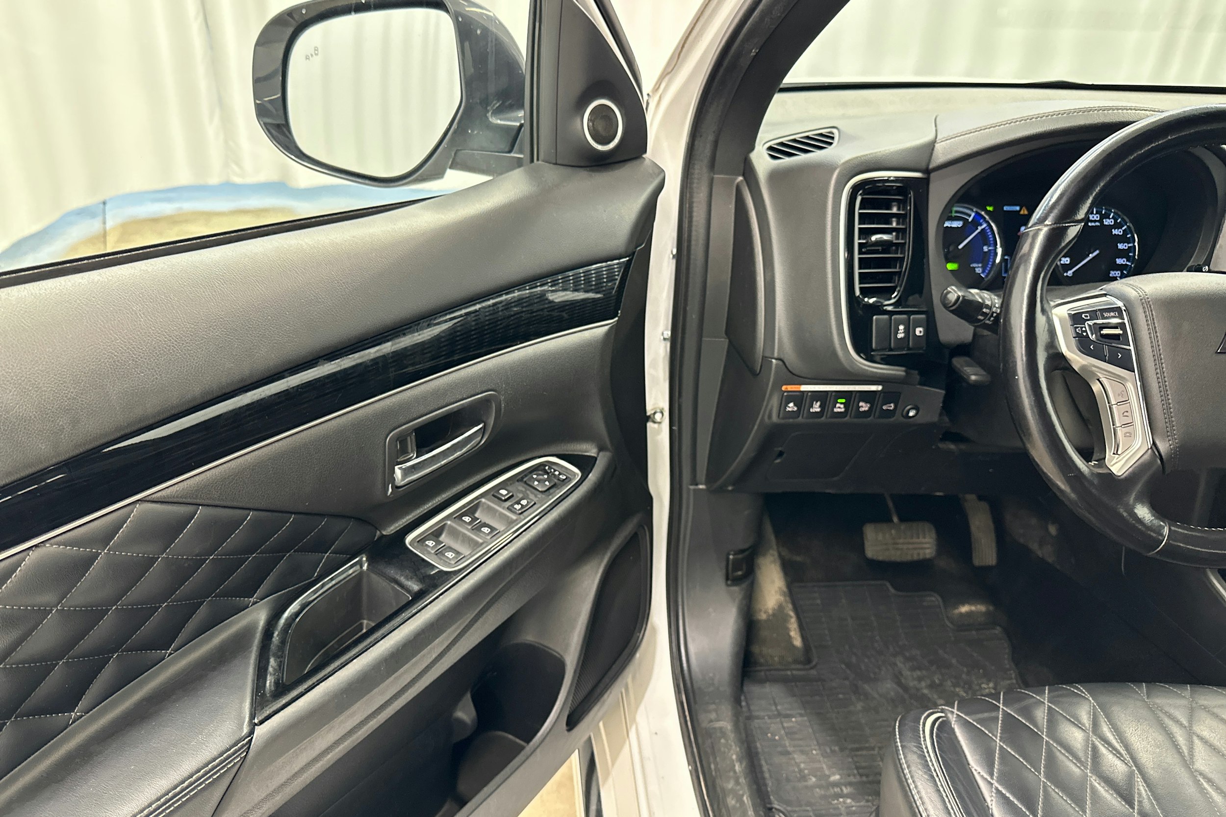 valkoinen Mitsubishi Outlander PHEV 2021 kuva 14.