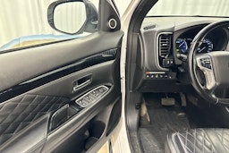 valkoinen Mitsubishi Outlander PHEV 2021 kuva 14.