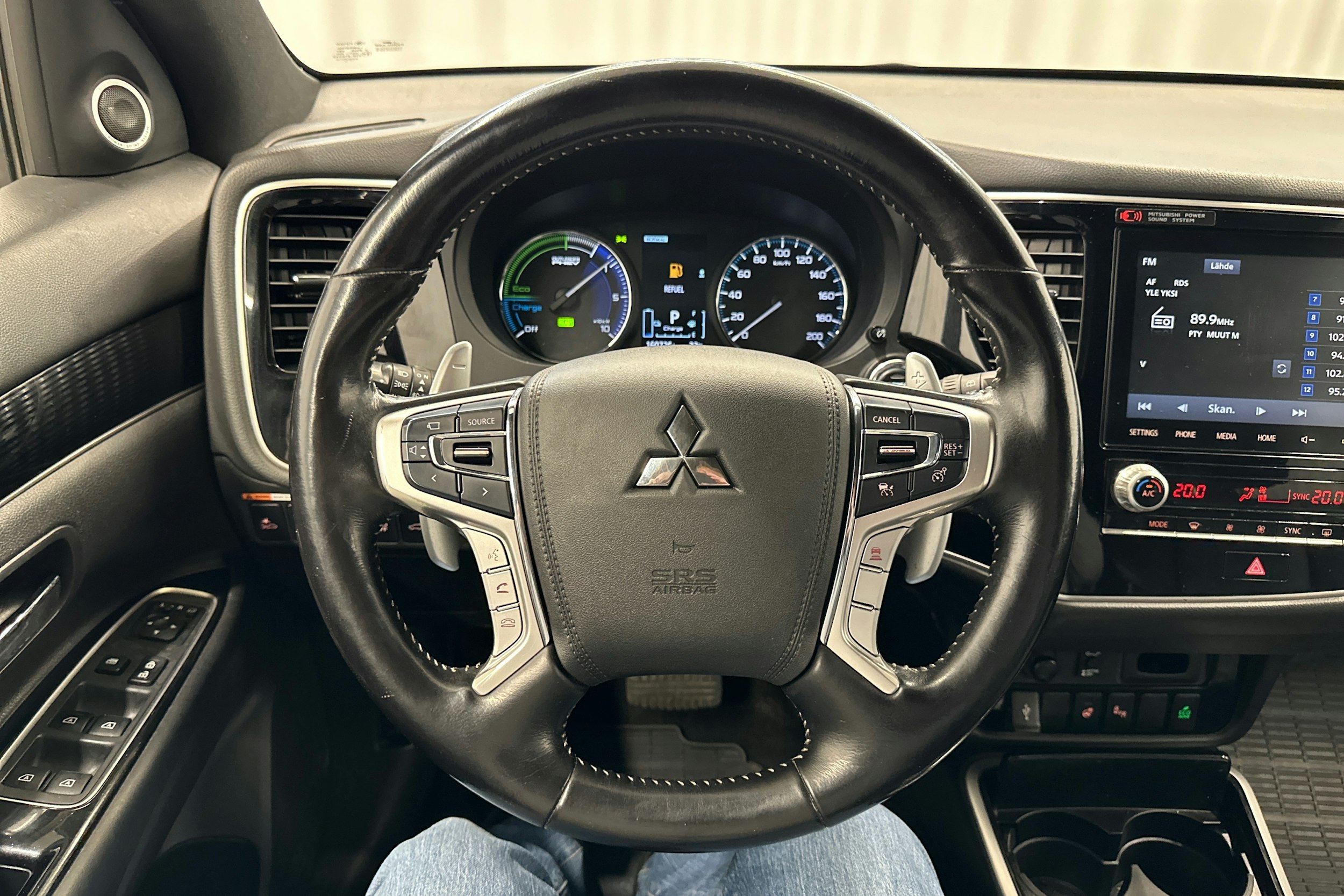 valkoinen Mitsubishi Outlander PHEV 2021 kuva 15.