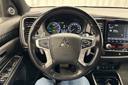 valkoinen Mitsubishi Outlander PHEV 2021 kuva 15.